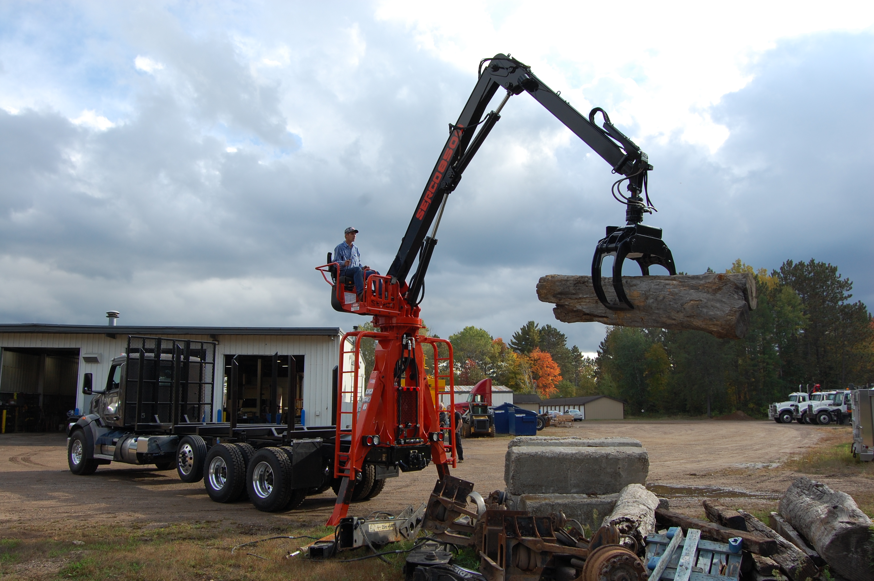 Serco 8500 Loader with Serco Combination Grapple 1