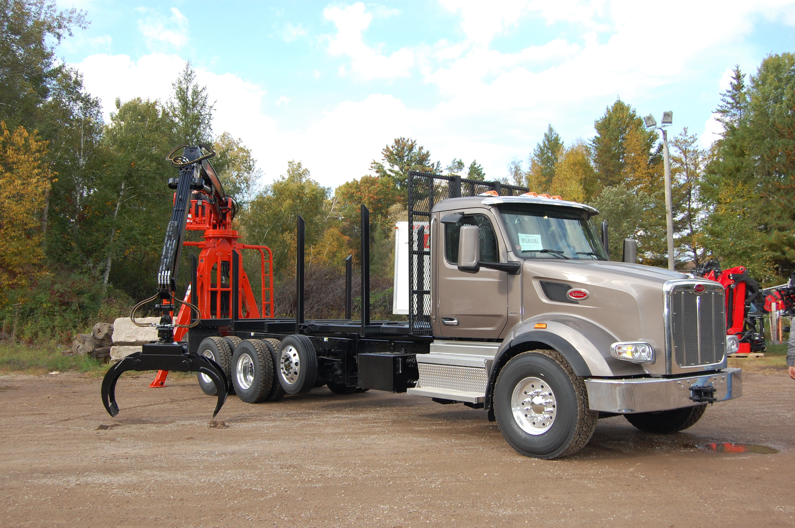 Serco 8500 Loader with Serco Combination Grapple 3